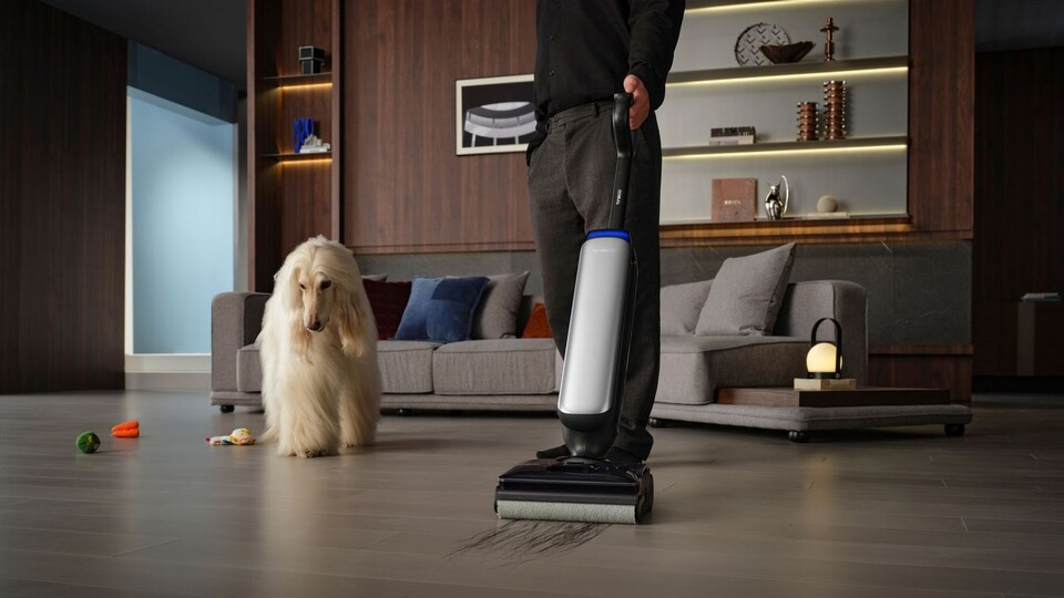 Auch langhaarige Fellnasen machen dem Tineco FLOOR ONE S9 Artist Premium keinerlei Probleme.
