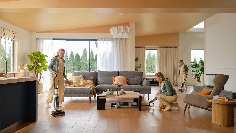 Der Nass-Trockensauger lässt sich komplett flach auf den Boden legen, wodurch er unter nahezu jedes Möbelstück passt.