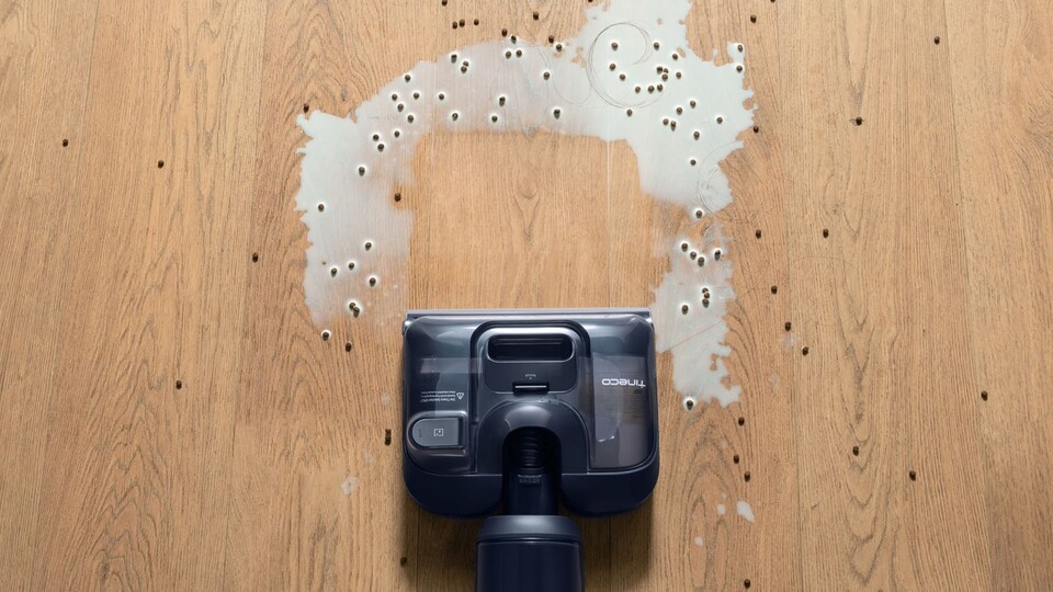 Verschüttetes Müsli macht dem Floor One S7 Stretch keine Angst — einmal drübergewischt und schon sind Milch und Cerealien Geschichte.