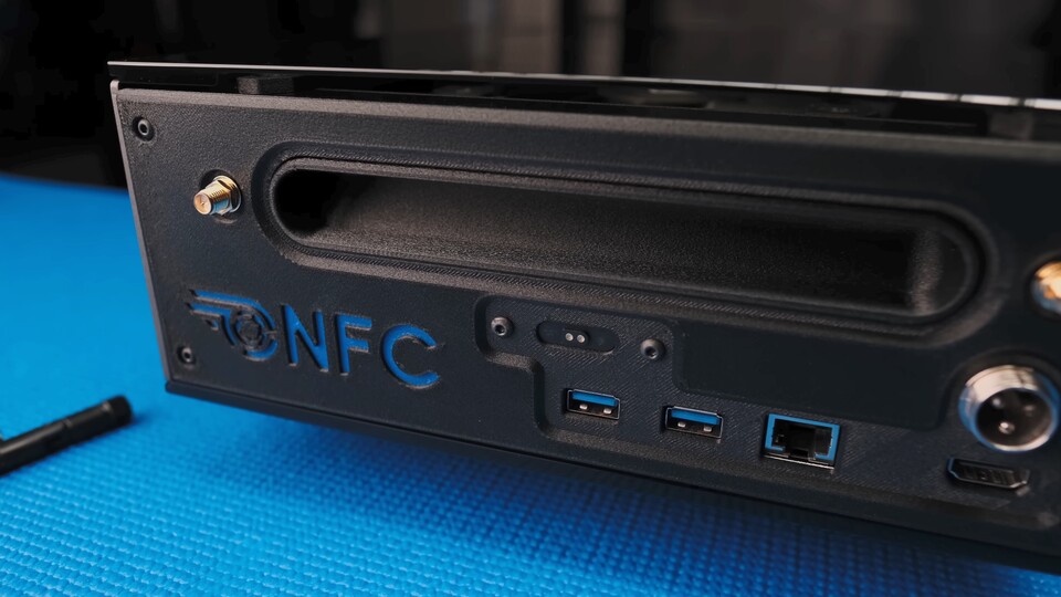 Auch der Rückseite der Tiny PS5 Redux finden sich wichtige Anschlüsse etwa - für Ethernet, HDMI oder das Netzteil. (Bildquelle: Not From Concentrate via YouTube)