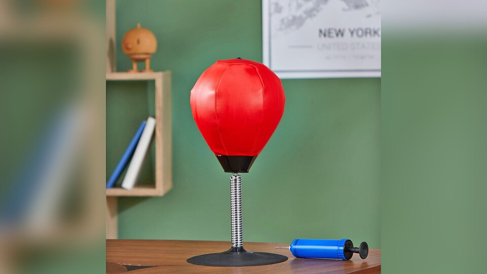 Dieser Boxball kommt mit einer kleinen Ballpumpe, damit der Ball gut genug von der Faust abprallen kann.