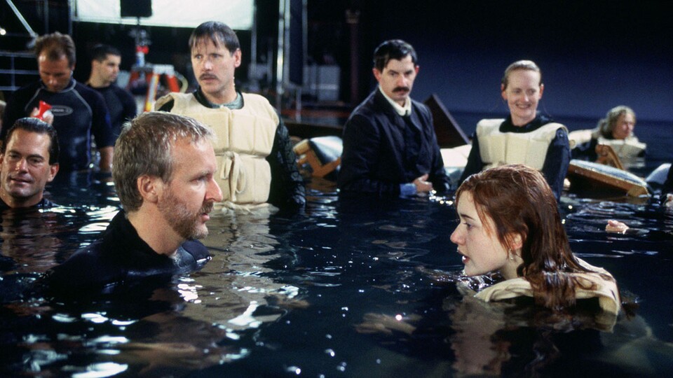 Regisseur James Cameron mit Kate Winslet bei den Dreharbeiten zum Kinohit Titanic.