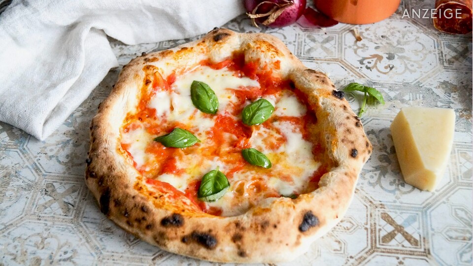 Ja, diese Pizza ist selbst gebacken! Ich habe einen Pizzaofen einer deutschen Marke ausprobiert und bin begeistert!