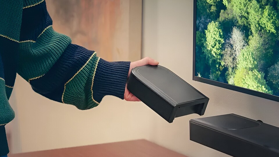 Diese Soundbar ist eine Besonderheit: Sie hat echte Rear-Lautsprecher, die ihr einfach abnehmen und platzieren könnt.