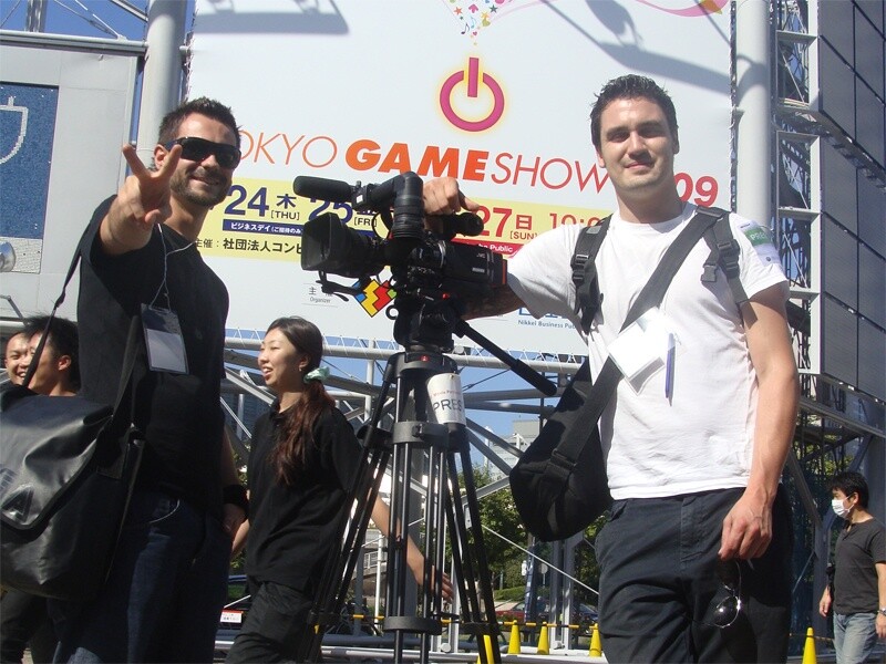 Nino (l.) und Bernd vor den Toren der Tokyo Game Show.