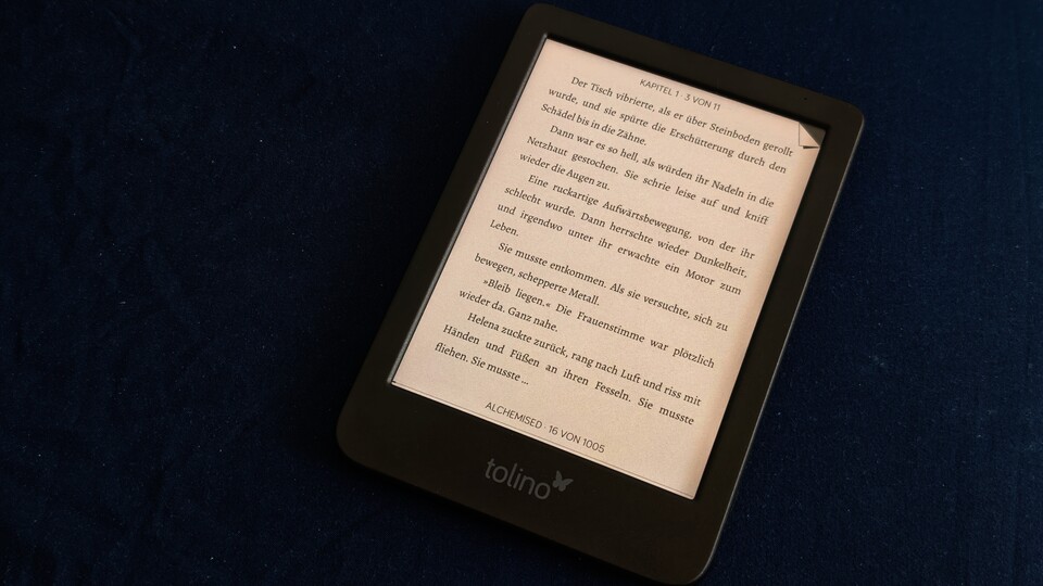 Nachts im Bett zu lesen ist mit einem beleuchteten E-Reader deutlich angenehmer, als mit einem dicken Buch und Leselampe. (Bildquelle: Duy Linh DinhGameStar Tech)