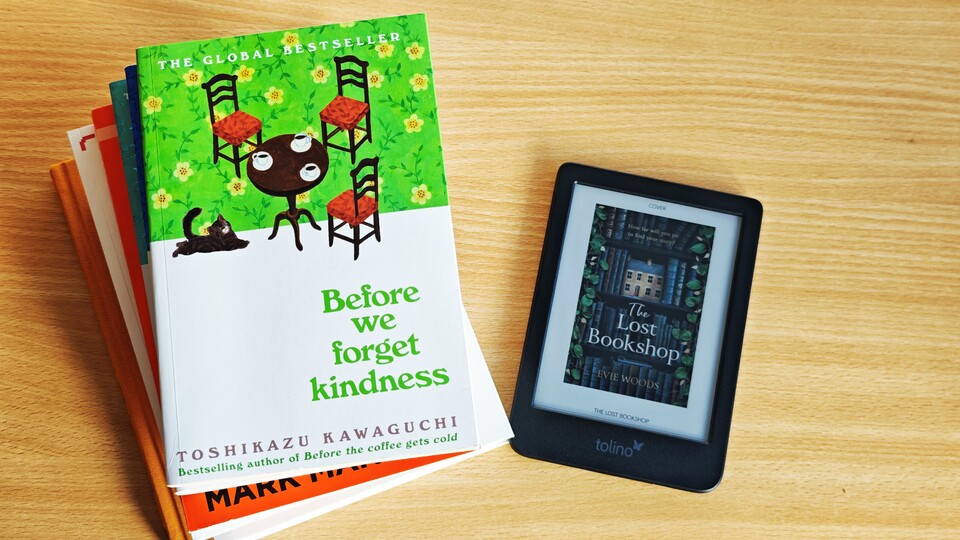 Einer der größten Vorteile eines E-Readers ist die Platzersparnis. Ich nehme den Tolino überall hin mit. (Bildquelle: Duy Linh DinhGameStar Tech)