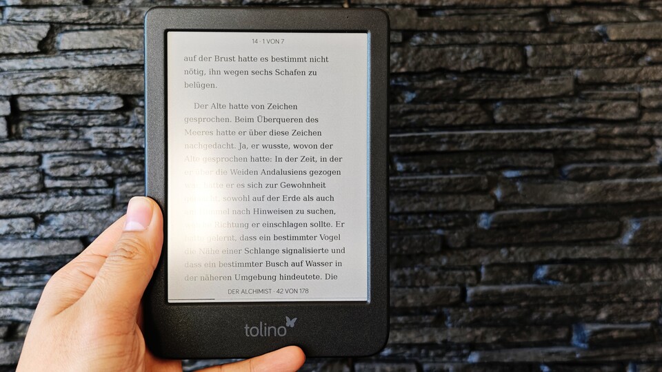 In erster Linie ist der Tolino ein Tablet zum Lesen von eBooks. Dank des E-Ink-Displays ist der Bildschirm deutlich augenschonender als der eines Smartphones. (Bildquelle: Duy Linh DinhGameStar Tech)