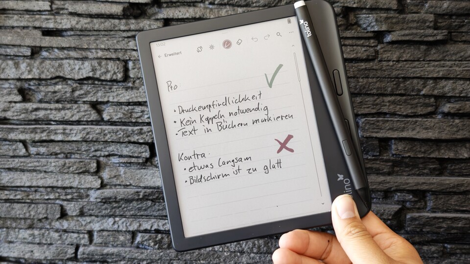 Der Bildschirm hat keine papierähnliche Oberfläche, was schönes Schreiben etwas schwierig macht – wirklich! (Bildquelle: Duy Linh DinhGameStar Tech)