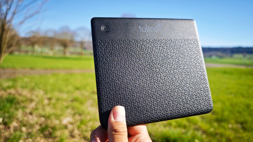 Die Power-Taste auf der Rückseite gefällt mir besser als der der Amazon Kindles, die unten herausragen. So kommt es weniger zu unbeabsichtigten Drücken. (Bildquelle: Duy Linh DinhGameStar Tech)