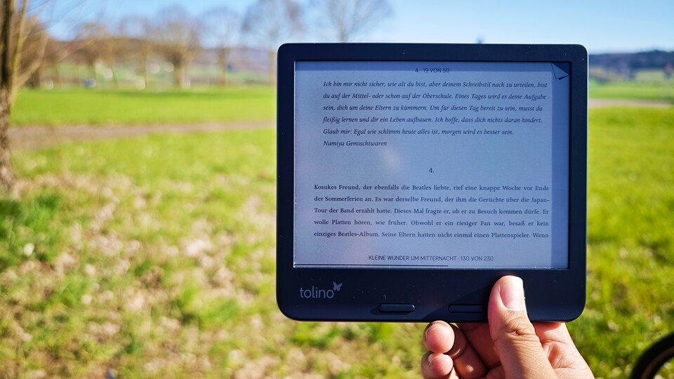 E-Reader, wie der Tolino Vision Color, eignen sich besonders gut zum Lesen im Querformat. (Bildquelle: Duy Linh DinhGameStar Tech)