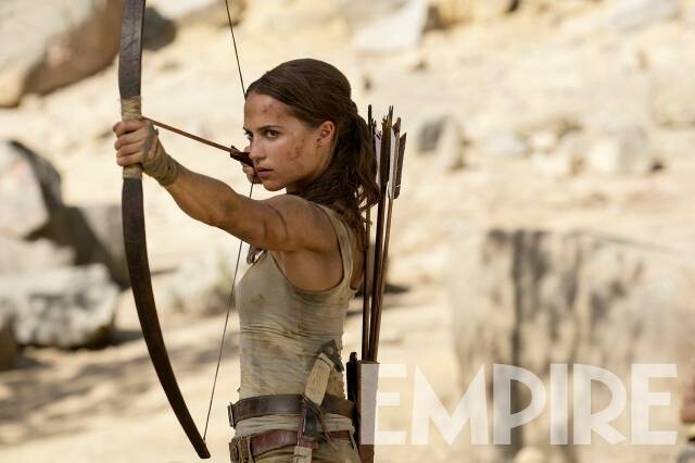 Wie im Spiel kann Lara Croft auch im Film mit Pfeil und Bogen umgehen.