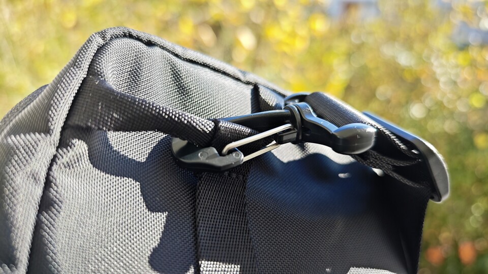 Der Tragegurt lässt sich auch komplett entfernen, wenn ihr die Tasche wie ein Case verwenden wollt. (Bildquelle: Duy Linh DinhGameStar Tech)