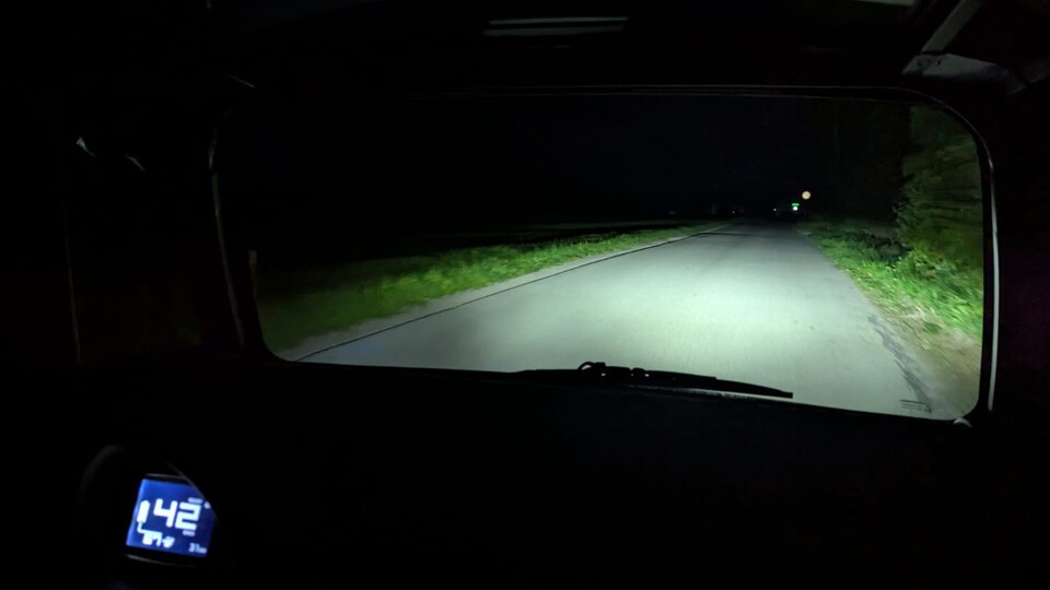 Bei einer Nachtfahrt vermissen wir dann doch etwas das Fernlicht.