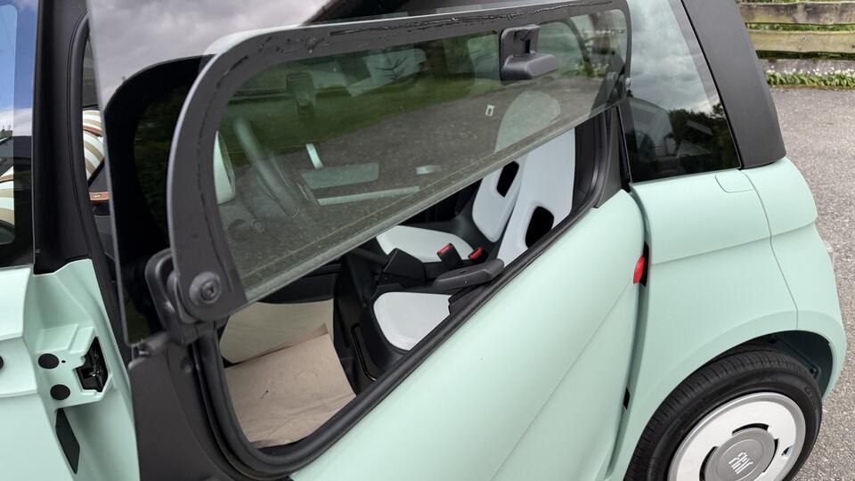 Das Klappfenster erinnert mich an mein erstes Auto, einen Citroen 2CV (aka »Ente«).