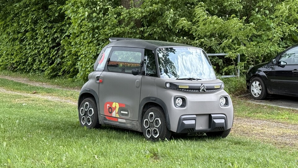 Wir sind nicht die einzigen Microcar-Besitzer im Ort, hier stehen auch ein Opel Rocks-e sowie ein Citroen Ami herum – letzterer sogar mit Heckspoiler!