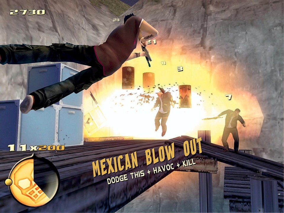 Ramiro hechtet in Zeitlupe vom Steg und feuert auf die Fässer, zwei Wachen verschwinden in der Explosion - Mexican Blow Out!