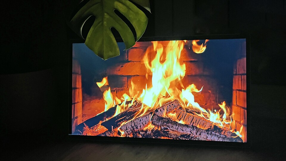 Gemütlich: Lagerfeuer via YouTube streamen. Das Bild ist klar erkennbar und bietet einen soliden Kontrast.