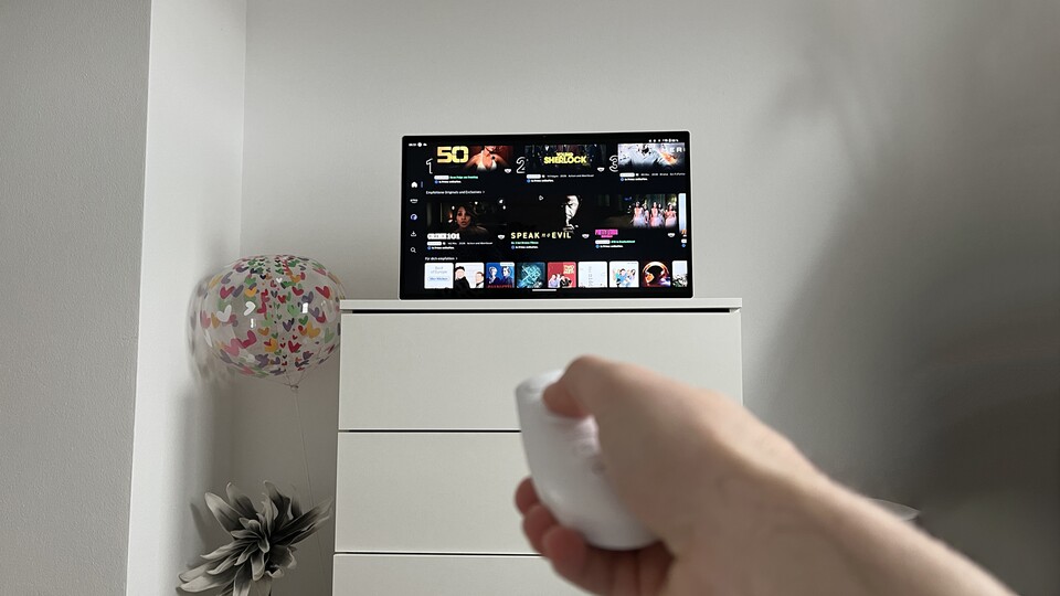 Die Fernbedienung erleichtert die Bedienung – vor allem dank Pointer-Steuerung.