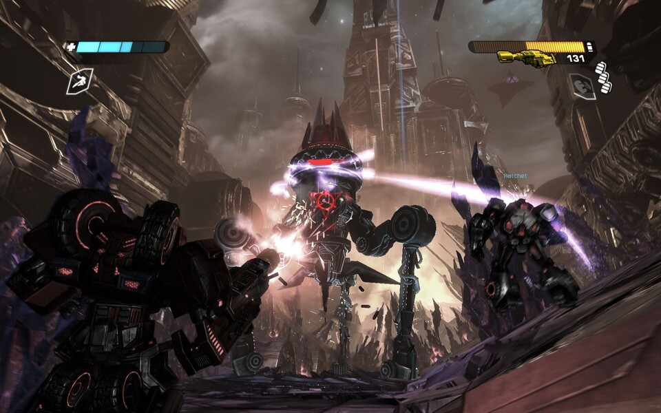 Eine Kampfmaschine der Decepticons stapft durch die Stadt der Autobots und verbreitet dunkles Energon.