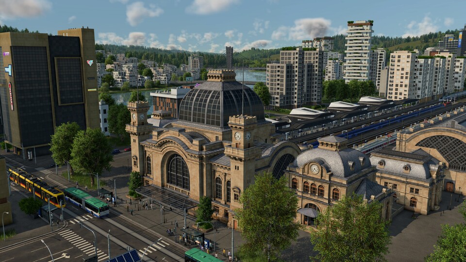 Vorne klassisch, hinten modern: Wenn ihr alte Bahnhöfe nicht abreißt, sondern modular erweitert, bewahrt das euren Ruf. Schönes Detail: Die Uhren zeigen die echte Zeit an.