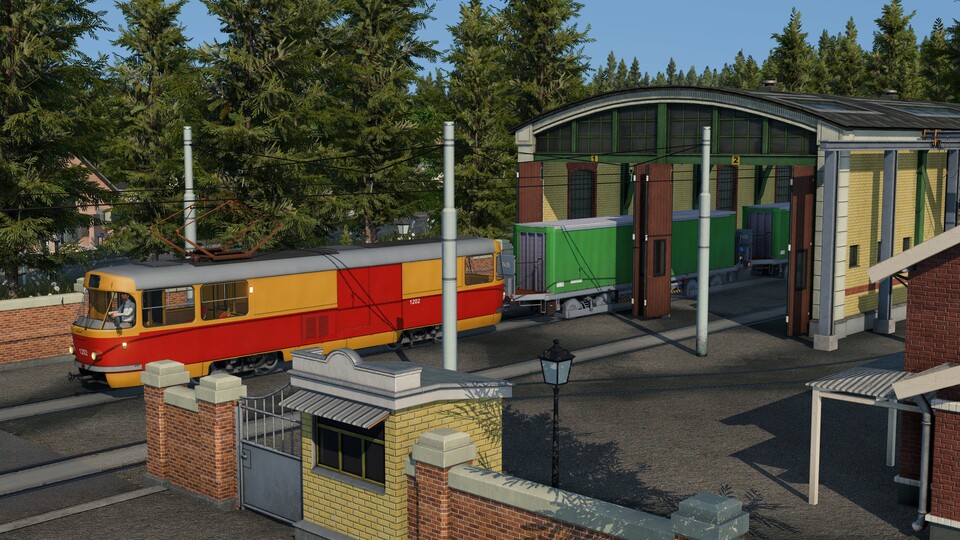 Eine Cargo-Tram rollt aus dem Depot, um das Stadtzentrum zu beliefern.