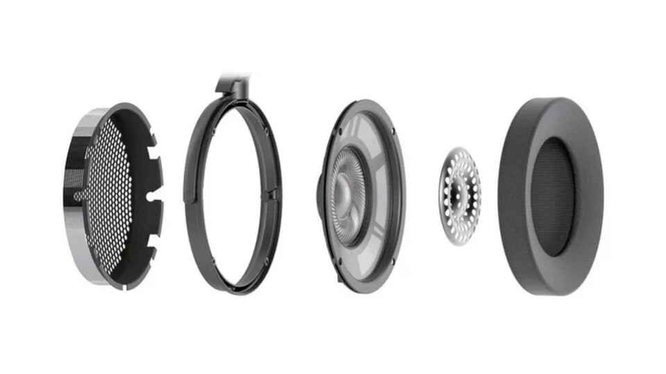 Explosionsdarstellung eines Headset-Treibers: Zu sehen sind (von links nach rechts) Schutzgitter, Gehäusering, Membran mit Magnet- und Schwingspule, Schalldiffusor und Ohrpolster – gemeinsam wandeln sie elektrische Signale in hörbaren Klang um. (Bildquelle: naenka.com)