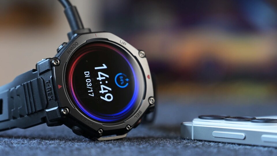 Mit der Amazfit T-Rex Pro 3 komme ich auf 10 bis 15 Tage Akkulaufzeit. Besonders die GPS-Routennavigation zerrt am Akku. (Bild: Patrick Schneider, GameStar Tech)