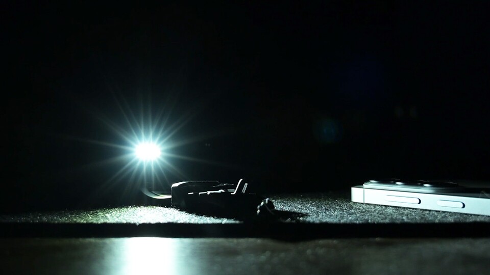 Eine LED-Taschenlampe ist längst keine Seltenheit mehr bei Smartwatches. (Bild: Patrick Schneider, GameStar Tech)