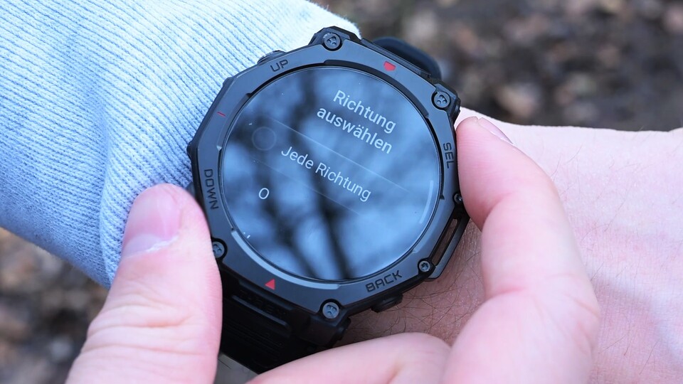 Bei der Routenerstellung habt ihr zudem die Auswahl, welche Richtung ihr gehen möchtet. Die Abbiegehinweise gibt es übrigens rechtzeitig auf die Uhr. So soll es sein. (Bild: Patrick Schneider, GameStar Tech).