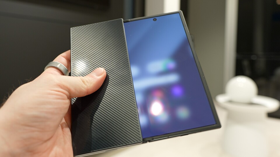 Das TriFold muss immer links zuerst gefaltet werden. Andernfalls sind die Kameras auf der Rückseite im Weg.