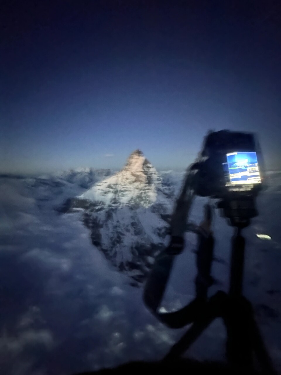 Hier fotografiert Angel gerade das Matterhorn. Aufgrund sehr schlechter Lichtbedingungen ist das Handyfoto verwackelt. (Bildquelle: Angel Fux)