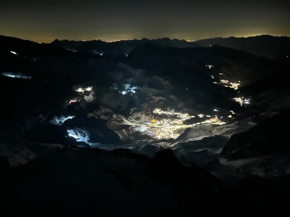 Am Horizont ist in über 4.000 Metern Höhe immer noch Lichtverschmutzung sichtbar. (Bildquelle: Angel Fux)