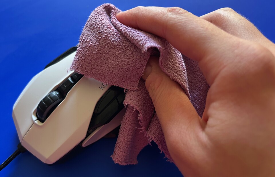 Fast geschafft: die gereinigte Maus noch einmal mit dem Mikrofasertuch abwischen. (Bildquelle: Andrea MaurerGameStar Tech)