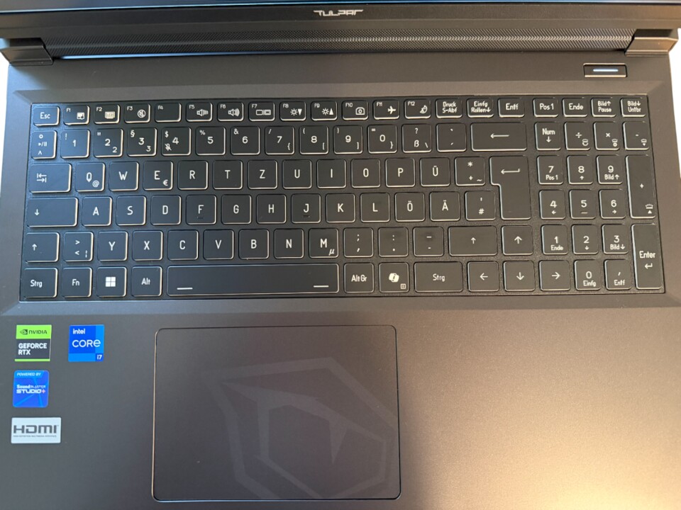 Das Keyboard ist grundsätzlich nicht schlecht, gibt aber schon bei leichtem Druck deutlich nach.