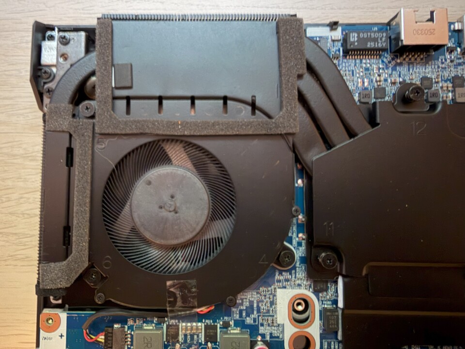 Tulpar bietet einen recht einzigartigen Service: Nach dem Kauf könnt ihr euer Laptop einmal im Jahr kostenlos warten und reinigen lassen. Tod dem Lüfterstaub!