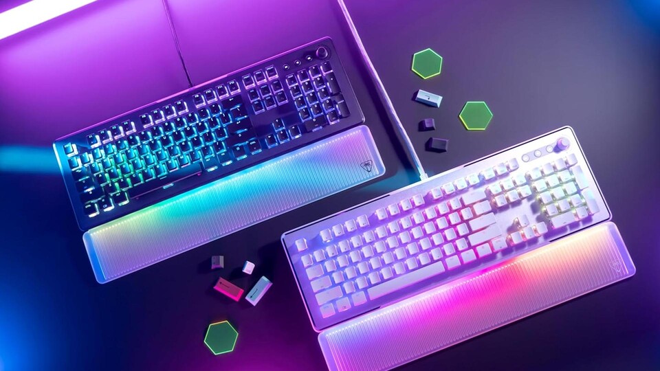 Die Turtle Beach Vulcan II Max im direkten Farbvergleich: Egal ob ihr euer Setup in cleanem Weiß oder klassischem Schwarz gestalten wollt – beide Varianten der optisch-mechanischen Gaming-Tastatur bringen die RGB-Beleuchtung spektakulär zur Geltung.
