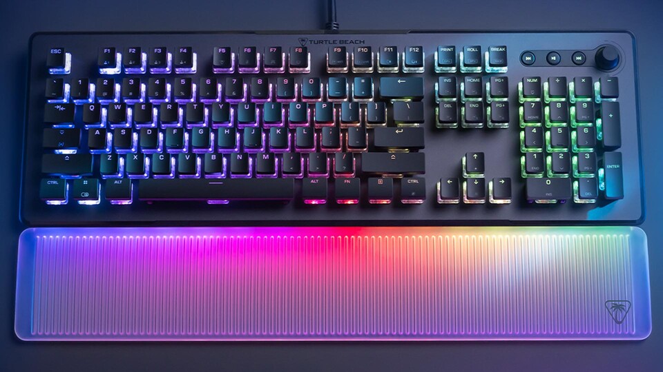 Die transparente Handballenauflage erweitert die RGB-Beleuchtung fließend über den gesamten Schreibtisch und schont gleichzeitig eure Handgelenke.