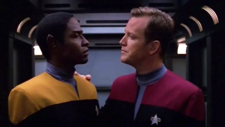 Tim Russ und Robert Duncan McNeill spielen in Star Trek: Voyager den vulkanischen Sicherheitsoffizier Tuvok (l.) und den Steuermann der Voyager, Tom Paris (r.). Bild: CBS StudiosParamount Pictures.