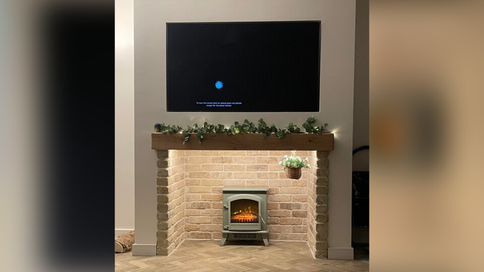 So sieht die fertige falsche Wand und der elektrische Ofen dazu aus. (Bildquelle: Hran944Reddit)