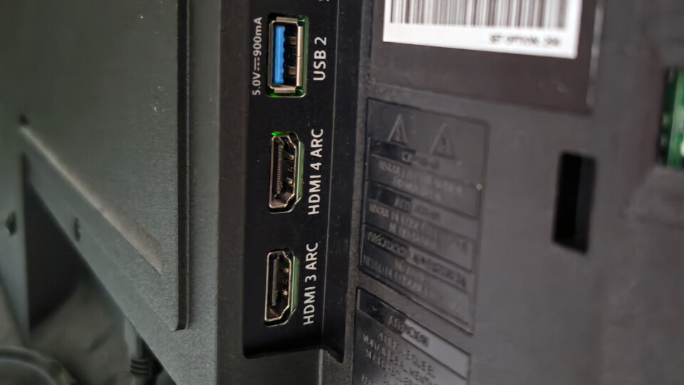 An diesem Gerät sitzen die zwei HDMI-Eingänge an der Seite. Beide verfügen über die ARC-Funktion. (Bildquelle: Maxe S., GameStar)