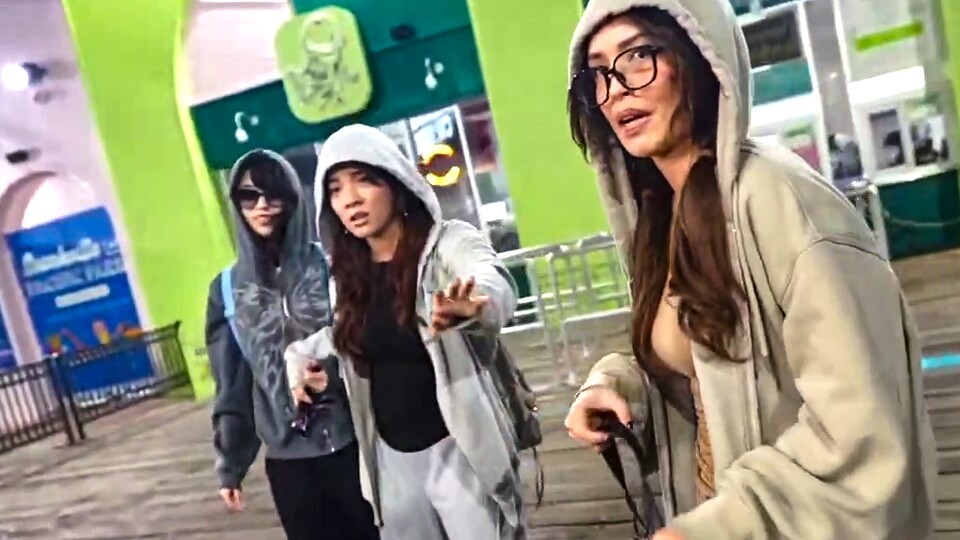 Die Streamerinnen Emiru, Cinna und Valkyrae wurden im Twitch-Stream von einem Stalker bedroht.