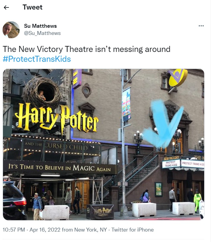 »Schützt Transkinder« - ein Seitenhieb auf dem New Yorker Broadway auf die transfeindlichen Äußerungen der Harry Potter-Schöpferin Joanne K. Rowling.