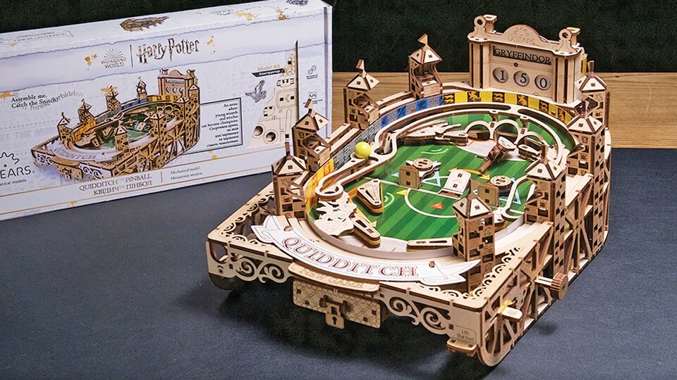 Mit Gummiband und Kugel: Dieser kleine Quidditch-Flipper zeigt, wie genial Ugears-Holzmodelle sein können.