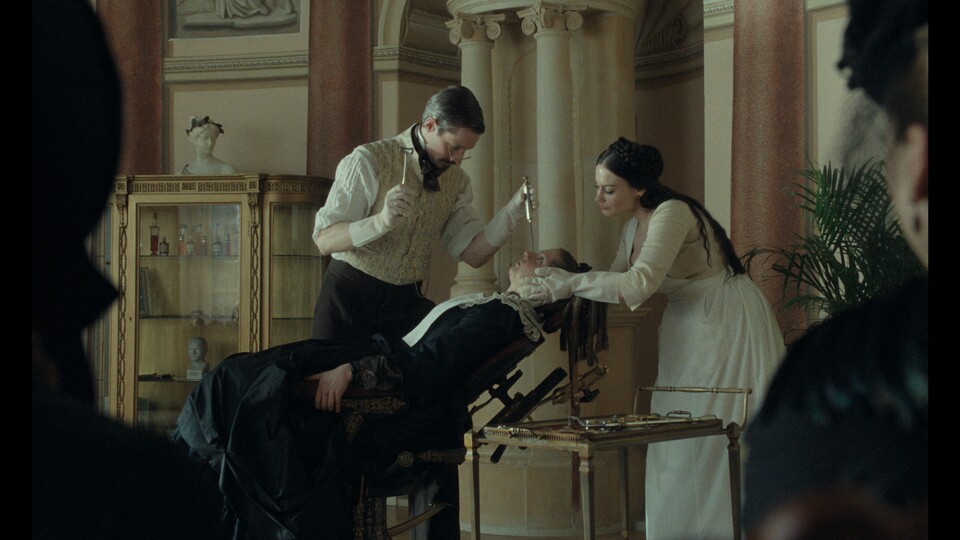 Die barocke Nasen-Operation findet ohne Betäubung, dafür aber mit Publikum statt. Bildquelle: Mer Film Capelight Pictures