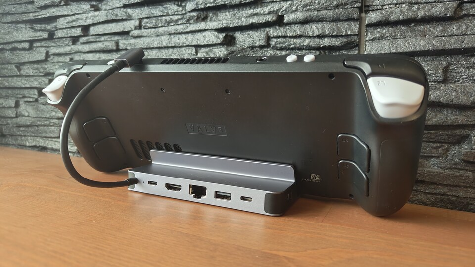 Der Ugreen 6-in-1-Dock besitzt eine USB-C-Anschluss für Datenübertragung, aber das Kabel ist kürzer, als beim gleichwertigen JSAUX-Modell.