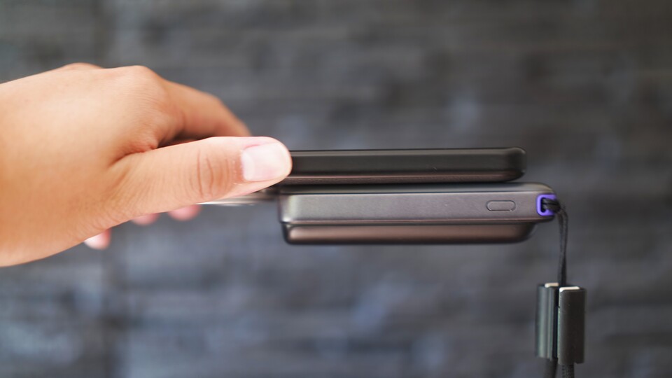 Die Powerbanks haften auf der Rückseite von eurem Handy. Bei vielen Android-Geräten ist allerdings eine kompatible Hülle notwendig. (Bildquelle: Duy Linh DinhGameStar Tech)