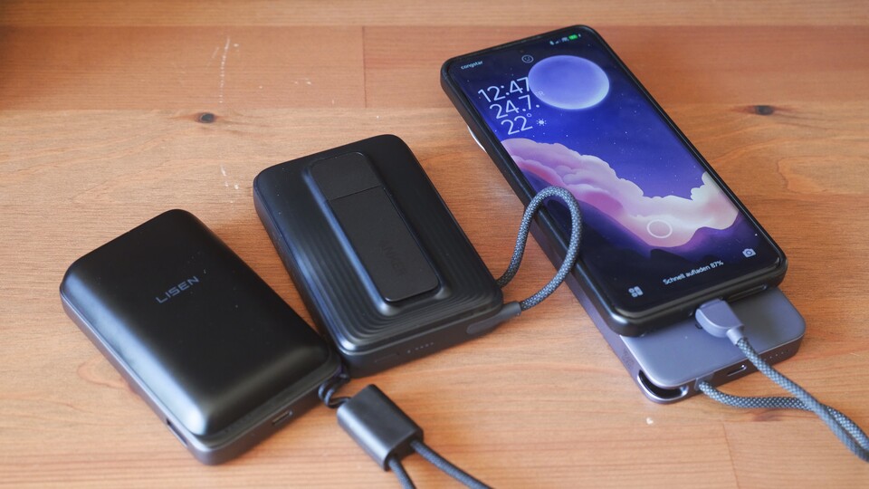Alle drei Powerbanks laden kabellos, aber ihr könnt auch das intergrierte Kabel anschließen, was effizienter ist. (Bildquelle: Duy Linh DinhGameStar Tech)