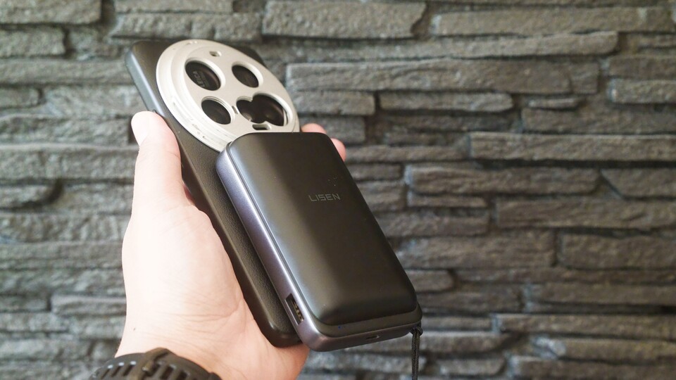 Die LISEN-Powerbank lädt sowohl kabellos als auch mit Kabel an schnellsten. (Bildquelle: Duy Linh DinhGameStar Tech)