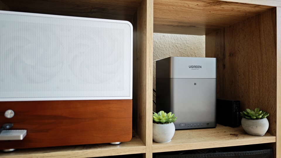 Mein NAS steht in einem offenen Regal. Ich habe hinten ein wenig Platz gelassen, damit sich die Wärme nicht staut. Im Betrieb ist das Gerät hörbar, aber nicht sehr störend. (Bildquelle: Duy Linh DinhGameStar Tech)